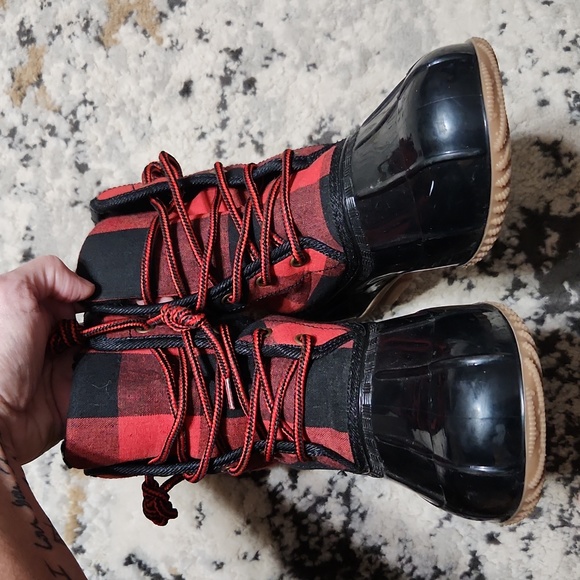 JustFab Loletta red & black Buffalo plaid duck boots EUC - Picture 5 of 10